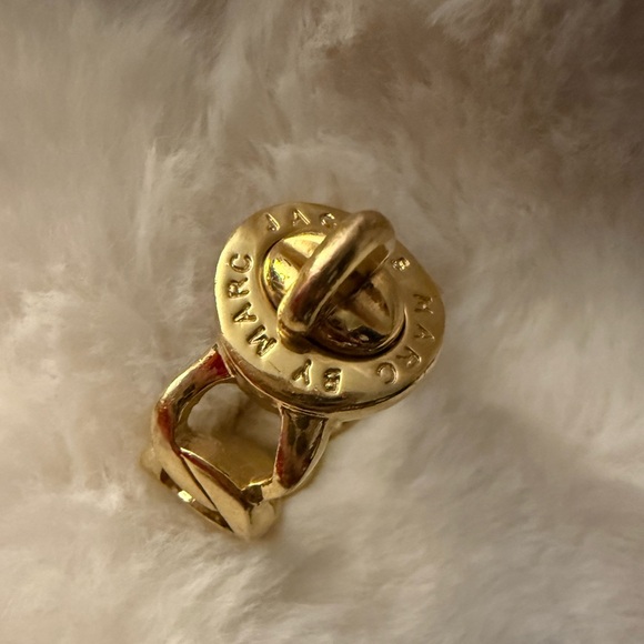 Marc by Marc Jacobs Katie Turnlock Gold-tone Ring - Picture 3 of 9